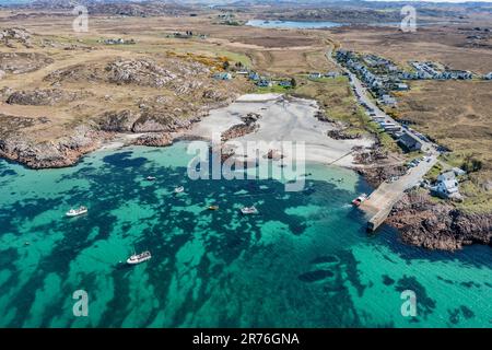 Luftaufnahme, Blick von oben auf das türkisfarbene Wasser am Strand von Fionnphort, Bootsverkehr nach Iona Island, Schottland, Großbritannien Stockfoto