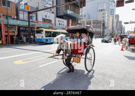 RIKSCHA-FAHRT UM ASAKUSA TOKYO Stockfoto