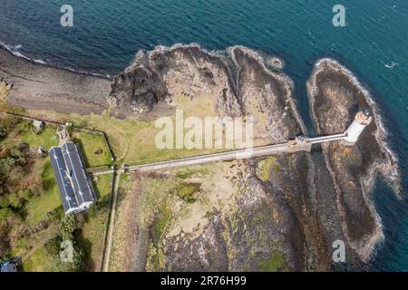 Blick aus der Vogelperspektive auf den Tobermory Lighthouse, Isle of Mull, Schottland, Großbritannien Stockfoto