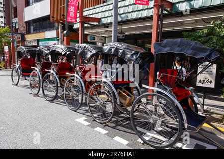 RIKSCHA-FAHRT UM ASAKUSA TOKYO Stockfoto