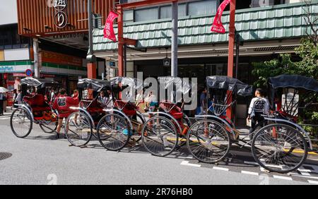 RIKSCHA-FAHRT UM ASAKUSA TOKYO Stockfoto