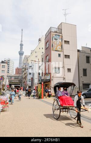 RIKSCHA-FAHRT UM ASAKUSA TOKYO Stockfoto