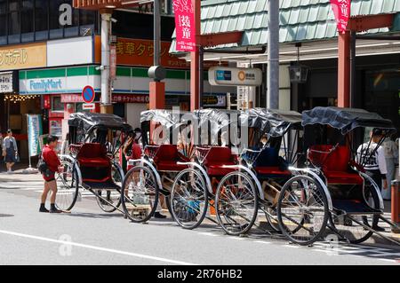 RIKSCHA-FAHRT UM ASAKUSA TOKYO Stockfoto