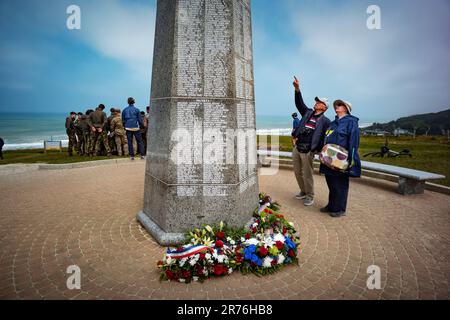 Omaha Beach Normandie Frankreich 2023. Juni Kampftechniker-Denkmal über Omaha Beach. Omaha Beach war einer von fünf Strandlandeabschnitten, die für diesen Zweck bestimmt waren Stockfoto