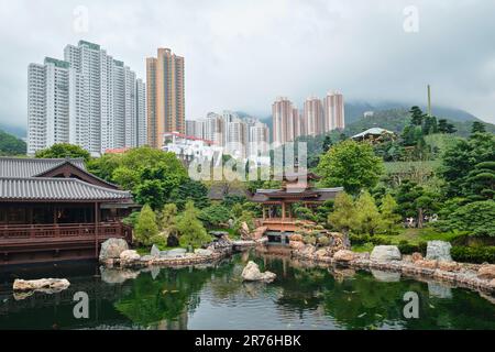 Hongkong, China - 2023. April: Wunderschöne grüne Landschaft des Nan Lian Garden in Diamond Hill, Chi Lin Nunnery Stockfoto