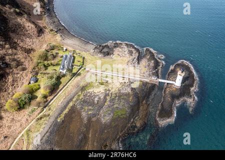 Blick aus der Vogelperspektive auf den Tobermory Lighthouse, Isle of Mull, Schottland, Großbritannien Stockfoto