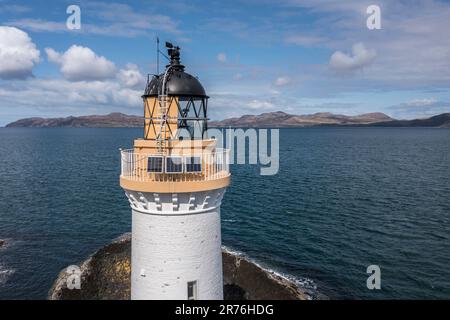 Blick aus der Vogelperspektive auf den Tobermory Lighthouse, Isle of Mull, Schottland, Großbritannien Stockfoto