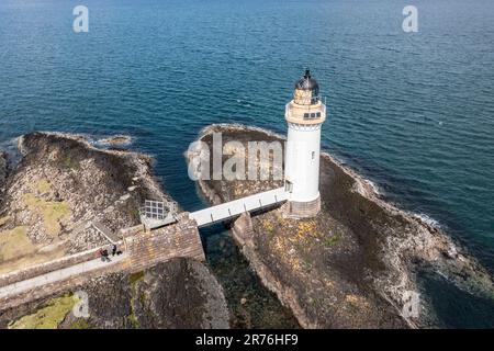 Blick aus der Vogelperspektive auf den Tobermory Lighthouse, Isle of Mull, Schottland, Großbritannien Stockfoto
