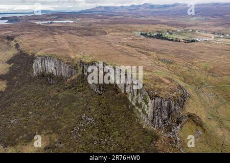 Luftaufnahme der Basaltklippe bei Staffin, Isle of Skye, Schottland, Großbritannien Stockfoto