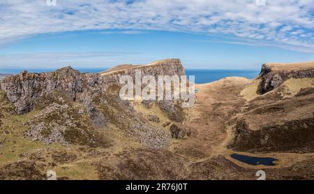 Panoramablick aus der Vogelperspektive auf die Felsformationen von Quiraing, die Halbinsel Trotternish, die Isle of Skye, Schottland, Großbritannien Stockfoto