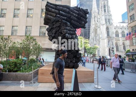 New York, USA, 13/06/2023, Eine Skulptur des südkoreanischen Künstlers Lee BAE mit dem Titel „ISSU du feu (from Fire)“ ist vor dem Rockefeller Center na cidade de de Nova York nos Estados Unidos nesta Teraco-feira, 13 de junho de 2023 ausgestellt. Kredit: Brasilien Photo Press/Alamy Live News Stockfoto