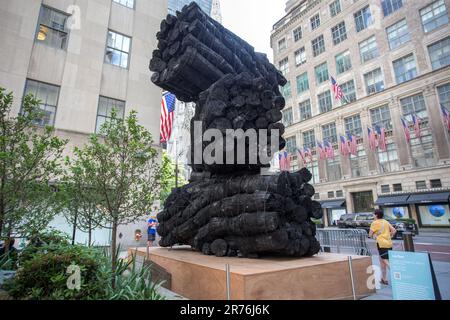 New York, USA, 13/06/2023, Eine Skulptur des südkoreanischen Künstlers Lee BAE mit dem Titel „ISSU du feu (from Fire)“ ist vor dem Rockefeller Center na cidade de de Nova York nos Estados Unidos nesta Teraco-feira, 13 de junho de 2023 ausgestellt. Kredit: Brasilien Photo Press/Alamy Live News Stockfoto