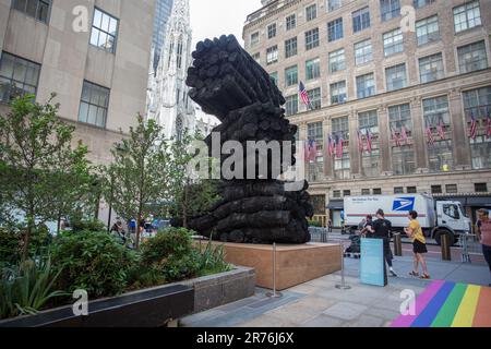 New York, USA, 13/06/2023, Eine Skulptur des südkoreanischen Künstlers Lee BAE mit dem Titel „ISSU du feu (from Fire)“ ist vor dem Rockefeller Center na cidade de de Nova York nos Estados Unidos nesta Teraco-feira, 13 de junho de 2023 ausgestellt. Kredit: Brasilien Photo Press/Alamy Live News Stockfoto