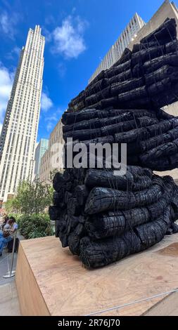 New York, USA, 13/06/2023, Eine Skulptur des südkoreanischen Künstlers Lee BAE mit dem Titel „ISSU du feu (from Fire)“ ist vor dem Rockefeller Center na cidade de de Nova York nos Estados Unidos nesta Teraco-feira, 13 de junho de 2023 ausgestellt. Kredit: Brasilien Photo Press/Alamy Live News Stockfoto