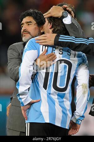 - - FOTO - - - Argentiniens nationaler Cheftrainer Diego Maradona (L) beruhigt Stürmer Lionel Messi, nachdem sein Team gegen Deutschland verloren und während der FIFA-Weltmeisterschaft 2010 in Südafrika im Green Point Stadion in Kapstadt, Südafrika, eliminiert wurde. 7. Juli 2010. (Foto: Alejandro Pagni/PHOTOXPHOTO) Stockfoto