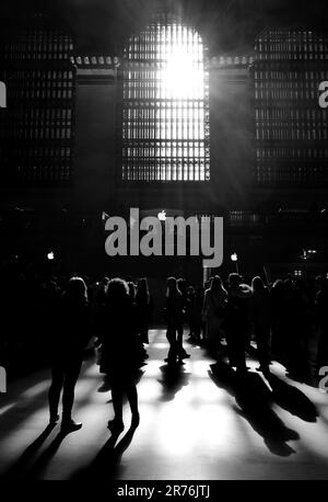 Silhouetten von Leuten, die im Grand Central Terminal, New York, warten Stockfoto