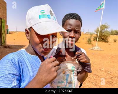 Mauretanien, Adrar, Entkemkemt, Jungs Stockfoto