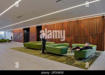 Haupteingangshalle mit dekorativen Holzpaneelen. Australian National University Research School of Physics, Canberra, Australien. Architekt: Hassell, Stockfoto