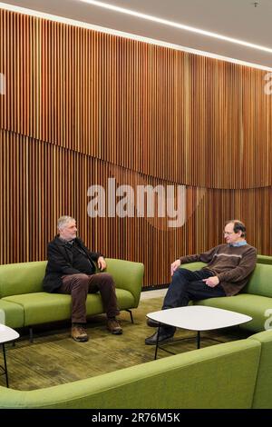 Haupteingangshalle mit dekorativen Holzpaneelen. Australian National University Research School of Physics, Canberra, Australien. Architekt: Hassell, Stockfoto