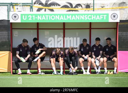 Prad, Italien. 13. Juni 2023. Die Spieler der deutschen Nationalmannschaft U21 zogen ihre Fußballschuhe an, als sie auf dem Spielfeld im Trainingslager ankamen. Das Team befindet sich im Trainingslager in Südtirol zur Vorbereitung der letzten Europameisterschaft. Kredit: Angelika Warmuth/dpa/Alamy Live News Stockfoto