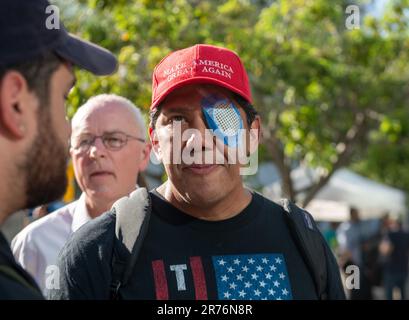 Miami, Florida, USA. 13. Juni 2023. 13. Juni 2023 Miami, FL: Ein Trump-Fan wartet auf den Eintritt in die Wilkie D. Ferguson Jr. US-Bundesgericht, um Zeuge der Anklageerhebung des ehemaligen US-Präsidenten Donald Trump zu werden. (Kreditbild: © Dominic Gwinn/ZUMA Press Wire) NUR REDAKTIONELLE VERWENDUNG! Nicht für den kommerziellen GEBRAUCH! Stockfoto