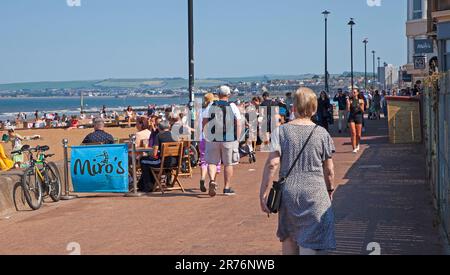 Portobello, Edinburgh, Schottland, Großbritannien. 13. Juni 2023 Am Porty Beach ist es heiß und die Promenade für die gemischten Menschenmassen am späten Nachmittag nach einem weiteren nebligen Start in den Tag. Temperatur 21 Grad Celsius mit einer kühlen Brise. Abbildung: Menschen jeden Alters, die sich im Café-Restaurant auf der PromenadeCredit: Arch White/alamy Live News entspannen. Stockfoto