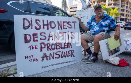 Miami, Florida, USA. 13. Juni 2023. 13. Juni 2023 Miami, FL: Bob Kunst, 81, sitzt vor der Wilkie D. Ferguson Jr. US-Bundesgericht protestiert gegen die Anklage des ehemaligen US-Präsidenten Donald Trump. Kunst, ein Bewohner von Miami Beach, steht dem republikanischen Gouverneur Ron DeSantis und seiner Anti-LGBTQ-Politik kritisch gegenüber. (Kreditbild: © Dominic Gwinn/ZUMA Press Wire) NUR REDAKTIONELLE VERWENDUNG! Nicht für den kommerziellen GEBRAUCH! Stockfoto