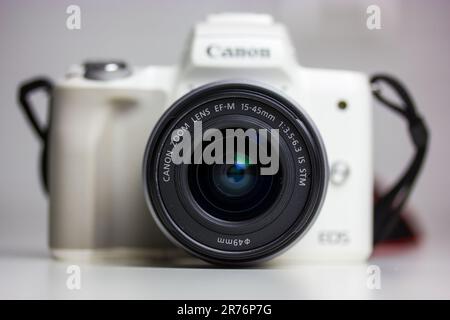 Kiew, Ukraine. 7. Januar 2022. Weiße, spiegellose digitale 4K Kamera Canon EOS M50 mit schwarzer Linse auf weißem Hintergrund. Spiegellose Vlogging-Kamera-Kit mit Stockfoto