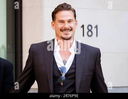 Lee Ryan verlässt das Westminster Magistrates' Court, nachdem er beantragt hat, sein Schuldgeständnis zurückzuziehen, weil er während seiner Verhaftung einen Polizisten betrunken angegriffen hat, weil er einen schwarzen Flugbegleiter missbraucht hat. Herr Ryan wurde im Januar am Ealing Magistrates' Court für schuldig befunden, weil er den Flugbegleiter geschlagen und missbraucht hat und sich schuldig bekennt, einen Polizisten angegriffen zu haben, indem er ihn beißt hat. Foto: Dienstag, 13. Juni 2023. Stockfoto