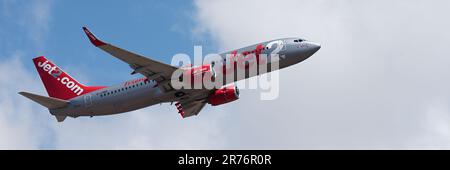 Teneriffa, Spanien 30. Mai 2023. Die Boeing 737-8mg von Jet2 Airlines fliegt am blauen Himmel. Jet 2 ist eine britische Billigfluggesellschaft Stockfoto