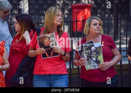 London, Großbritannien. 13. Juni 2023. Familienangehörige von Menschen, die an dem Coronavirus gestorben sind, halten während der Demonstration vor dem britischen Covid-19 Inquiry Hearing Centre in West London Bilder ihrer Angehörigen. Trauernde Familien versammelten sich außerhalb des Zentrums, während die öffentliche Anhörung über den Umgang Großbritanniens mit der Pandemie beginnt. Kredit: SOPA Images Limited/Alamy Live News Stockfoto