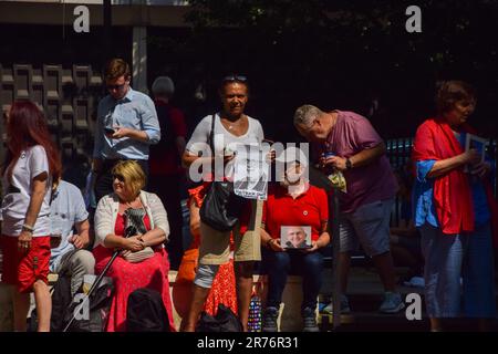 London, Großbritannien. 13. Juni 2023. Familienangehörige von Menschen, die an dem Coronavirus gestorben sind, halten während der Demonstration vor dem britischen Covid-19 Inquiry Hearing Centre in West London Bilder ihrer Angehörigen. Trauernde Familien versammelten sich außerhalb des Zentrums, während die öffentliche Anhörung über den Umgang Großbritanniens mit der Pandemie beginnt. Kredit: SOPA Images Limited/Alamy Live News Stockfoto