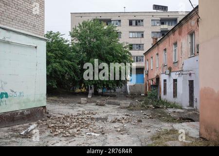 Chaos und Zerstörung auf den Straßen von Kherson die Explosion des Wasserkraftwerks Kakhovska durch die russischen Besatzer war die größte von Menschenhand verursachte Katastrophe der letzten Jahrzehnte. Eine Woche nach der Tragödie fällt das Wasser allmählich aus den überfluteten Gebieten zurück, aber es entstehen immer mehr Informationen über die Opfer und die verheerenden Folgen eines weiteren russischen Kriegsverbrechen in der Ukraine. Am 6. Juni um 02:50 Uhr haben russische Truppen das Wasserkraftwerk Kakhovskaya in dem vorübergehend besetzten Gebiet der Oblast Kherson in die Luft gejagt. Aufgrund der Zerstörung des Dammes, Städte und Dörfer stromabwärts o Stockfoto