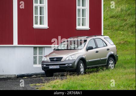 STYKKISHOLMUR, ISLAND - 9. JULI 2014: KIA Sorrento BL SUV Car in Stykkisholmur City im Nordwesten Islands Stockfoto