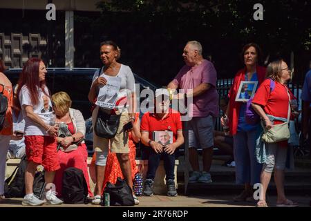 London, Großbritannien. 13. Juni 2023. Familienangehörige von Menschen, die an dem Coronavirus gestorben sind, halten während der Demonstration vor dem britischen Covid-19 Inquiry Hearing Centre in West London Bilder ihrer Angehörigen. Trauernde Familien versammelten sich außerhalb des Zentrums, während die öffentliche Anhörung über den Umgang Großbritanniens mit der Pandemie beginnt. (Foto: Vuk Valcic/SOPA Images/Sipa USA) Guthaben: SIPA USA/Alamy Live News Stockfoto