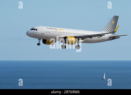 Teneriffa, Spanien 4. Juni 2023. Vueling Airlines Airbus A320 Landing in Teneriffa International Airport. Vueling Airlines fliegt am blauen Himmel Stockfoto