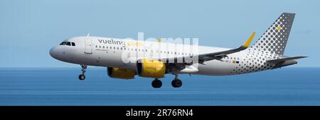 Teneriffa, Spanien 4. Juni 2023. Vueling Airlines Airbus A320 Landing in Teneriffa International Airport. Vueling Airlines fliegt am blauen Himmel über t Stockfoto