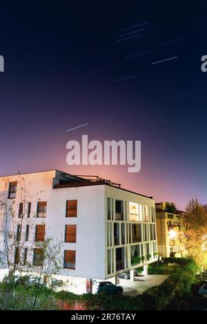 Ein Luxushotel in einer Bergregion, umgeben von einer üppig grünen Landschaft mit Bäumen und Büschen Stockfoto