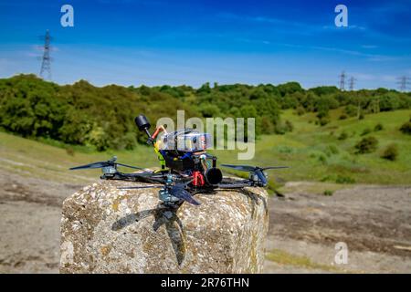 Professionelles Fotoshooting von FPV-Drohnen, einschließlich der SOS5 03 Stockfoto