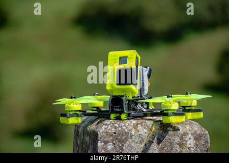 Professionelles Fotoshooting von FPV-Drohnen, einschließlich der SOS5 03 Stockfoto