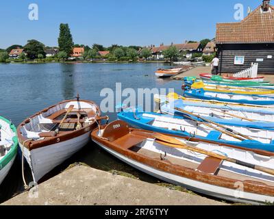 Thorpeness, Suffolk, UK - 13. Juni 2023 : bunte Ruderboote am Rande des meare-Sees an einem hellen Sommernachmittag. Stockfoto