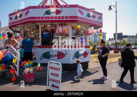 Southport, Merseyside, an einem warmen und sonnigen Tag. Stockfoto