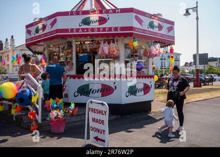 Southport, Merseyside, an einem warmen und sonnigen Tag. Stockfoto