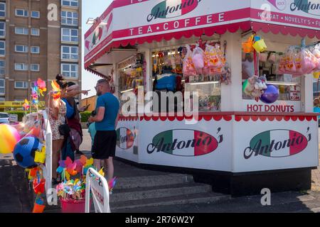 Southport, Merseyside, an einem warmen und sonnigen Tag. Stockfoto