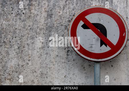 Verkehrsschilder, verschiedene: Blinker, verbotenes Wenden, Arbeiten, Achtung Kinder... In einer portugiesischen Stadt Stockfoto