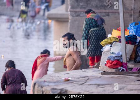 Varanasi, Indien - Nov. 2022: Portrait eines unidentifizierten Brachmin männlichen, der während des Sonnenaufgangs in den ganges eintaucht, um hinduistische Rituale durchzuführen. Stockfoto