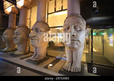 Osaka, Japan - November 5 2018: Dotonbori Hotel in Dotonbori, Osaka. Dotonbori ist eine der berühmten Straßen in Osaka. Stockfoto