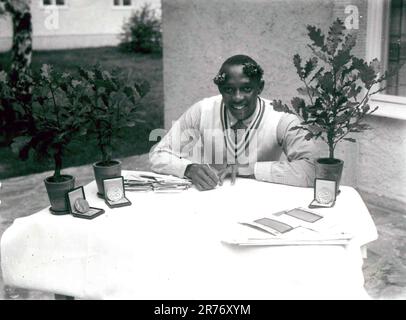 Foto von Jesse Owens bei den Olympischen Spielen 1936 in Berlin Stockfoto
