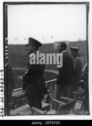 Hitler schaut sich die Olympischen Spiele in Berlin an Stockfoto