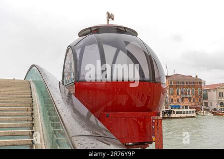 Kabine für den Transport im Rollstuhl über die Brücke in Venedig Italien Stockfoto